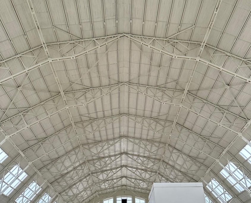 Nokrāsotas metāla konstrukcijas piena paviljonā Nokrāsotas metāla konstrukcijas piena paviljonā